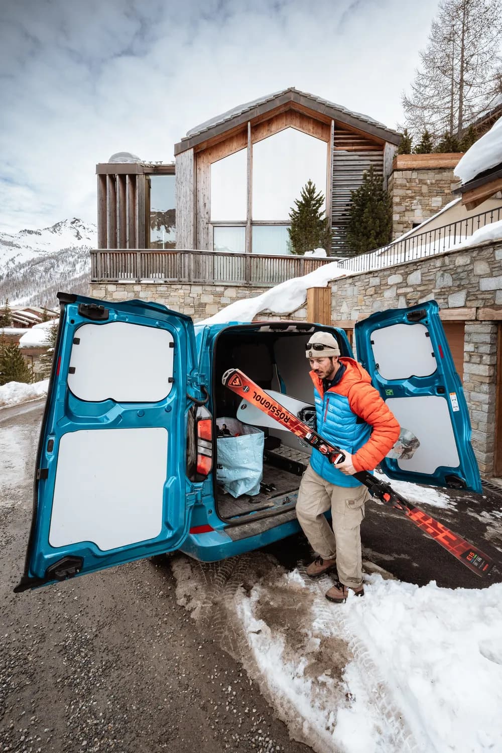 Un membre de l’équipe prépare une livraison de skis à domicile.