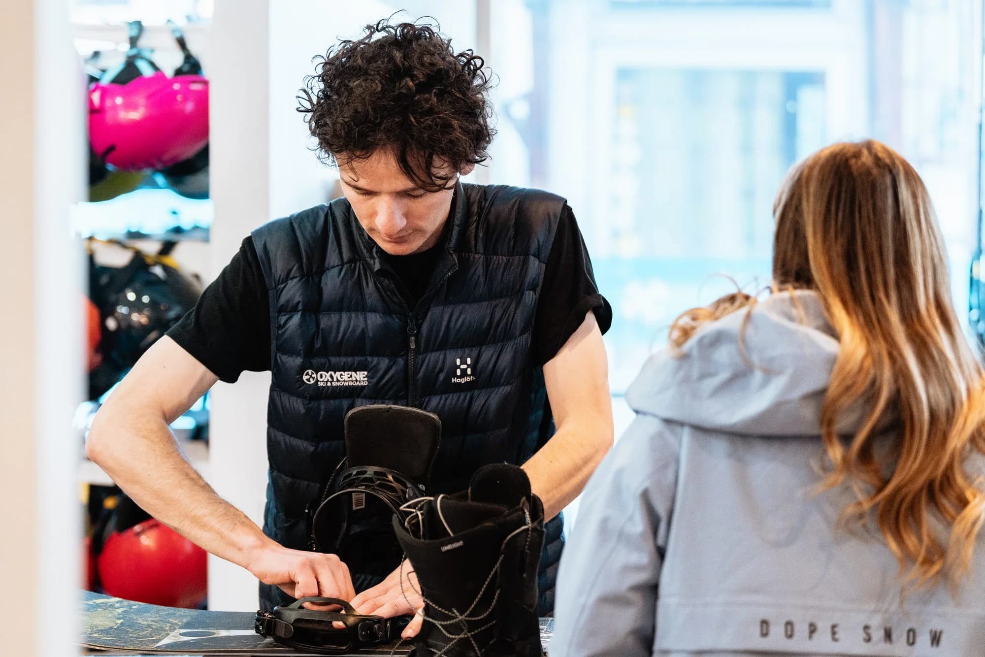 Un technicien OxySki prépare des chaussures de ski pour une cliente à Val d’Isère.