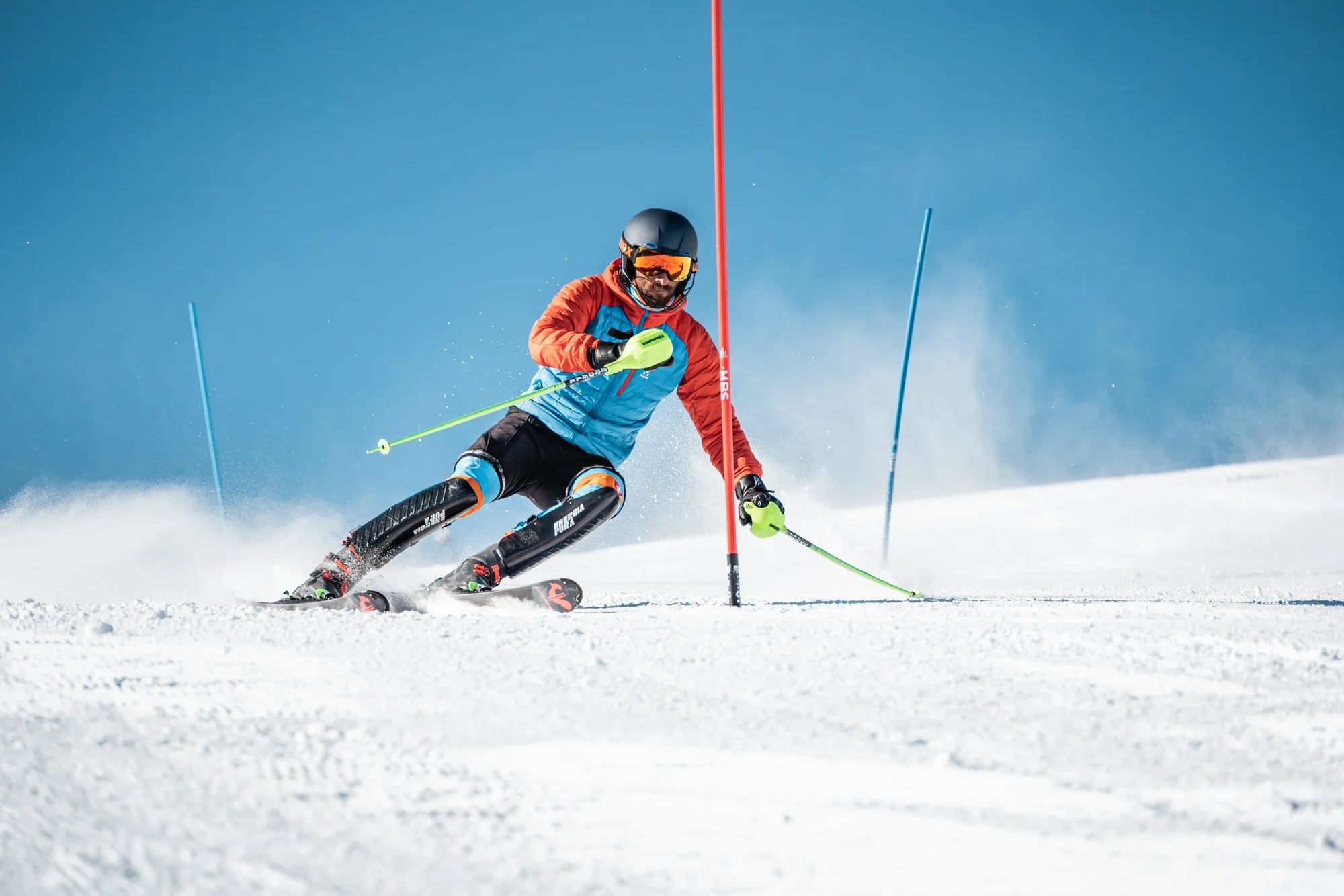 Un skieur de la Ski Academy Oxyski à l’entraînement en slalom à La Plagne.