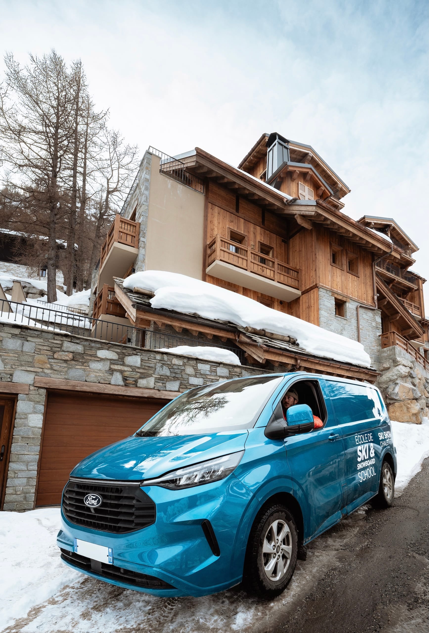 Essayage du matériel de ski au chalet