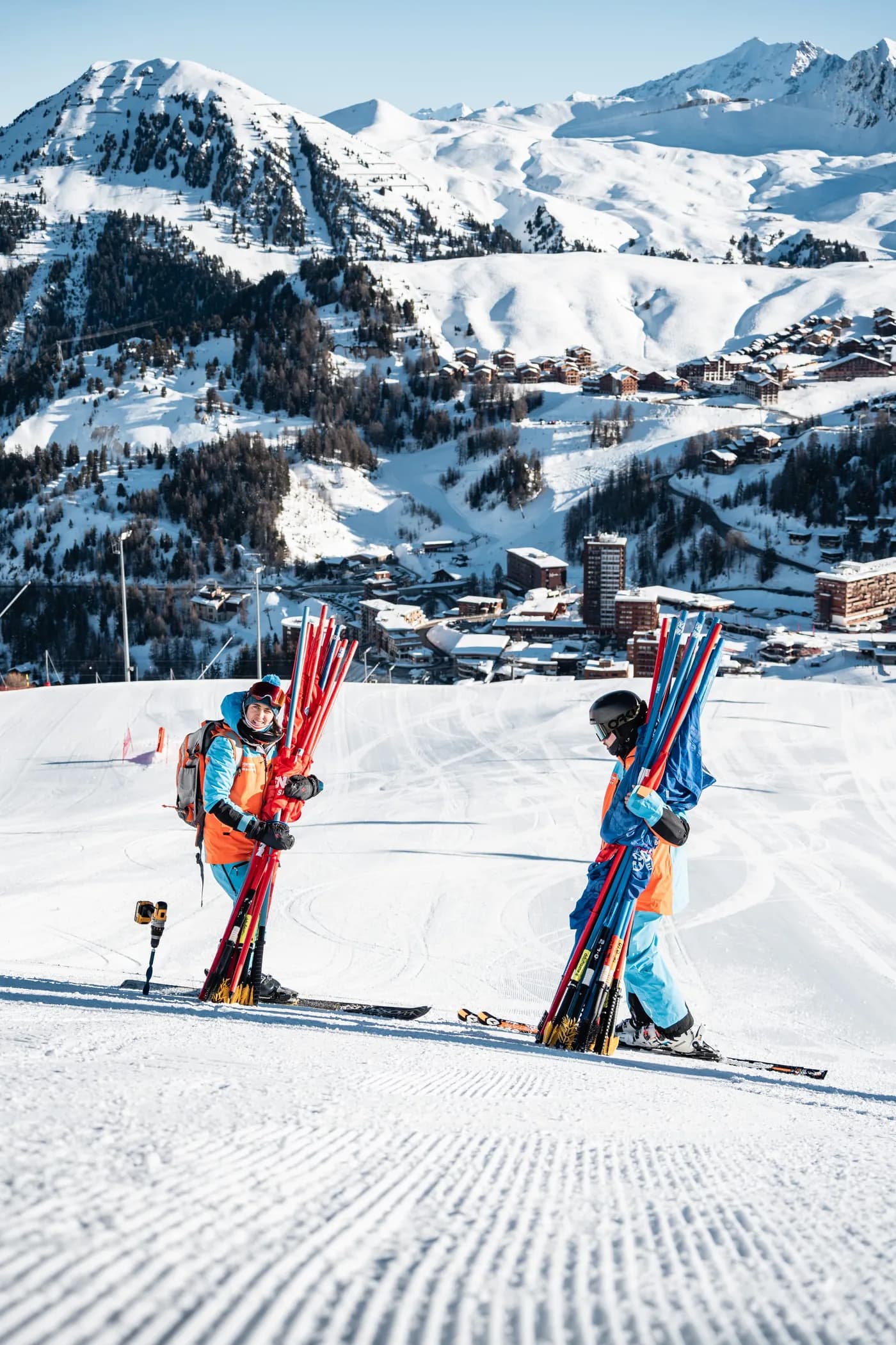 Deux skieurs Oxyski installent les piquets avant l’entraînement à La Plagne.
