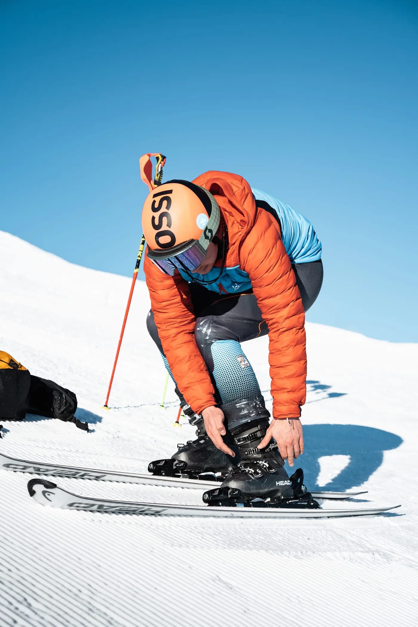 Un skieur ajuste son équipement avant l’entraînement.
