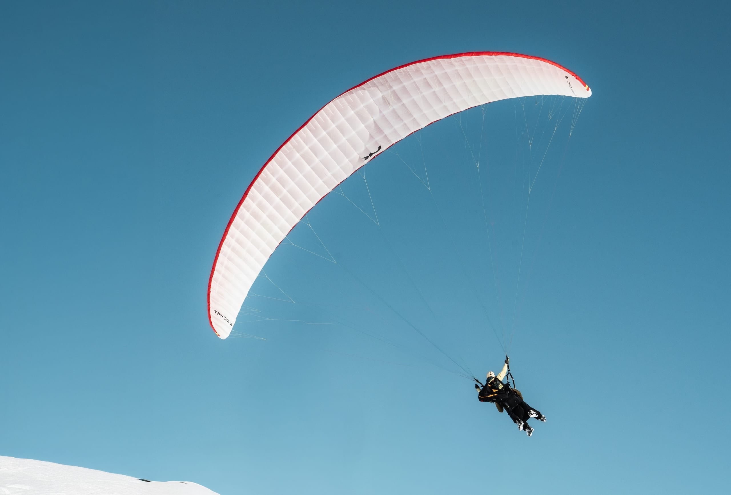 Parapente skis aux pieds