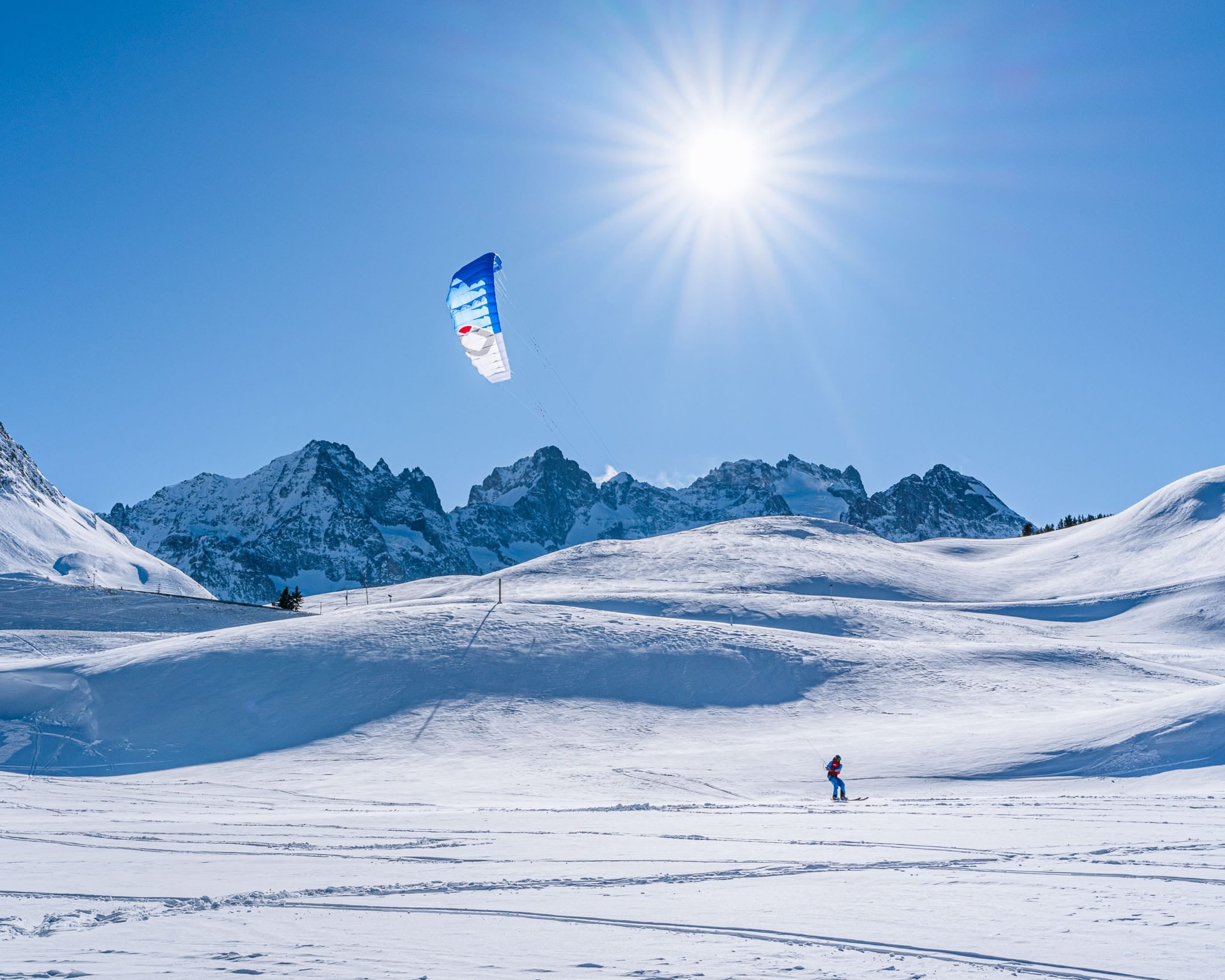 Snowkite, voile et skis sur la neige
